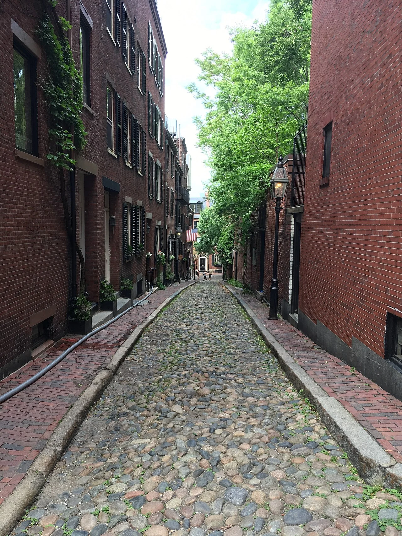 Brick homes and cobblestones on Acorn Street in Beacon Hill, Boston